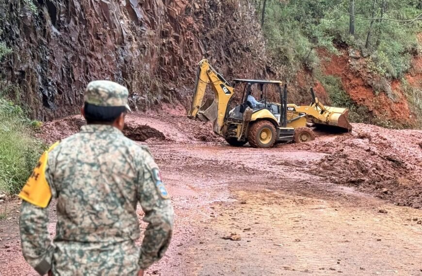 Reabren carretera en Tenancingo tras deslave