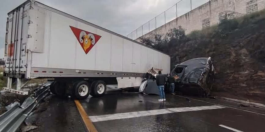 Tráiler accidentado bloquea la Toluca-Atlacomulco a la altura de San Bernabé
