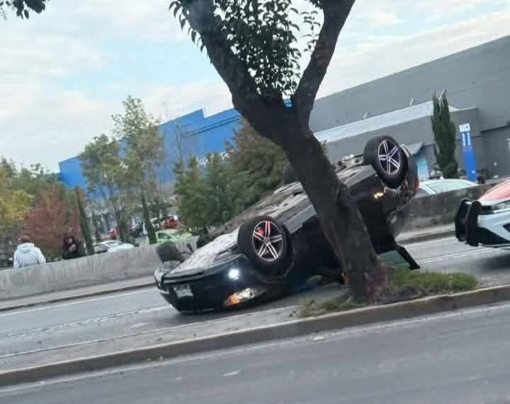 Automóvil vuelca sobre la Toluca-Tenango, a la altura de Walmart en Metepec