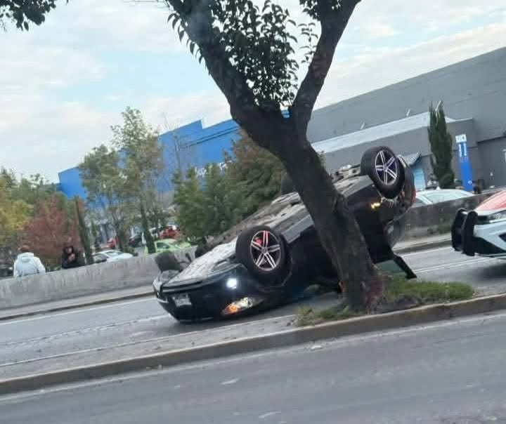 Automóvil vuelca sobre la Toluca-Tenango, a la altura de Walmart en Metepec