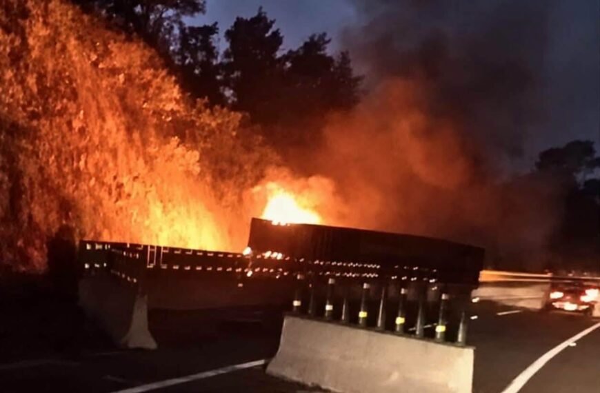 Tráiler se incendia tras accidente múltiple en la autopista Toluca-Naucalpan; circulación afectada
