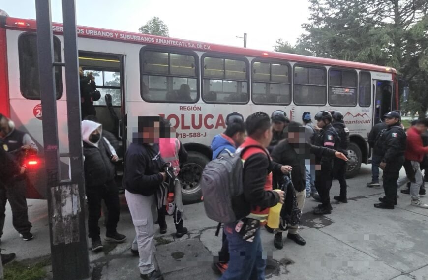 Inspeccionan a pasajeros de autobuses durante operativo en Toluca