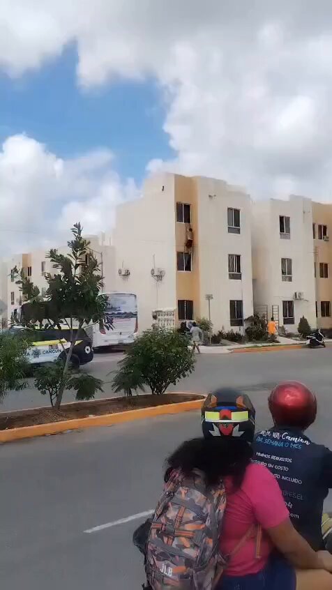 Intentó salir por una ventana y cayó de un tercer piso en Cancún; vecinos señalan que huía del esposo de una mujer