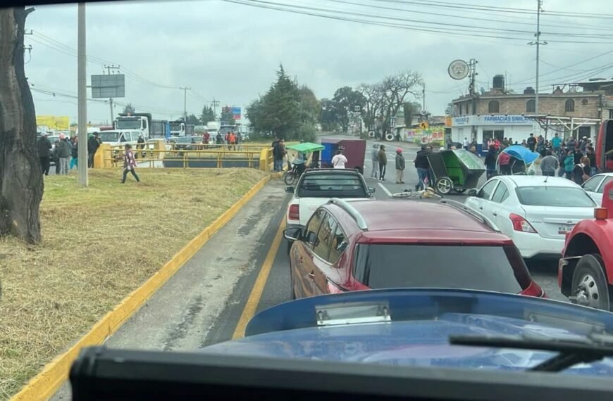 Bloqueo paraliza la Toluca-Tenango por conflicto durante fiesta patronal