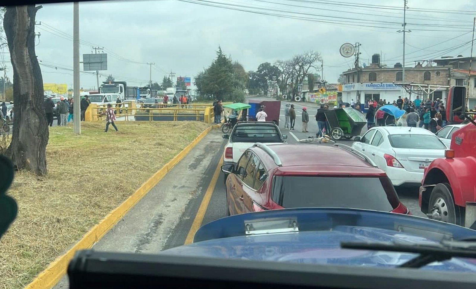Bloqueo paraliza la Toluca-Tenango por conflicto durante fiesta patronal
