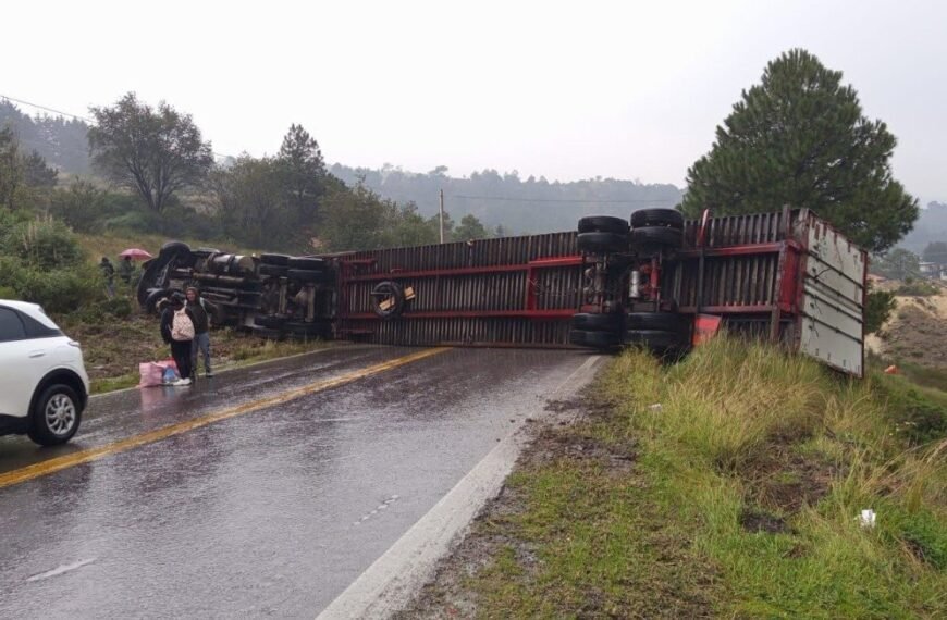 ÚLTIMA HORA: Volcadura de tráiler bloquea por completo la Toluca-Naucalpan en Huixquilucan