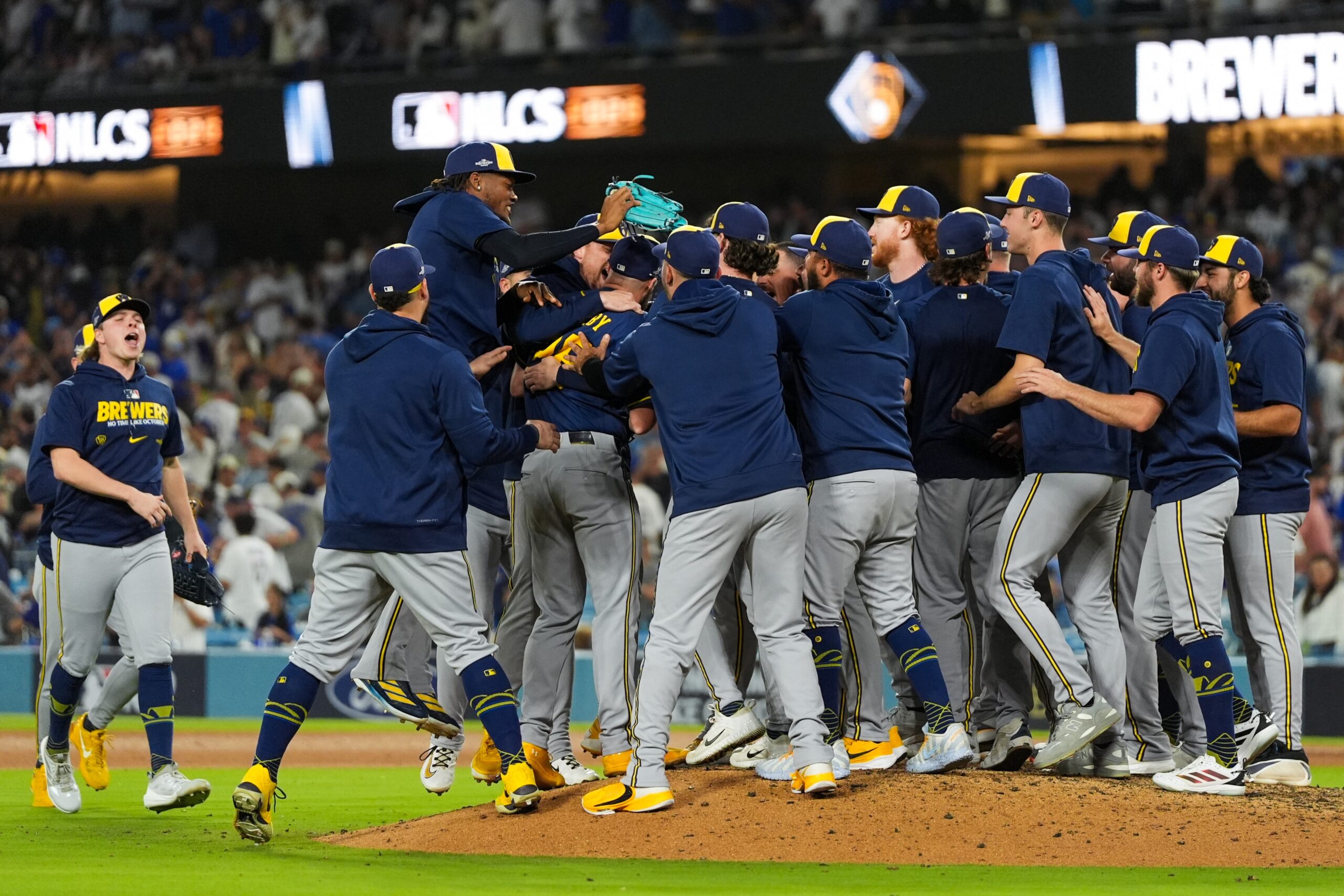 Con otro triunfo del pitcher mexicano JoJo Romero, Cerveceros barren a Dodgers y van a su primera Serie Mundial en 44 años. Video