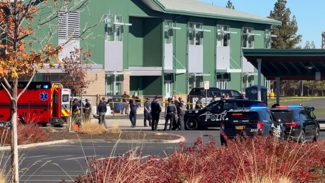 Adolescente realiza tiroteo fatal en escuela primaria de Oregón; un civil lo abate
