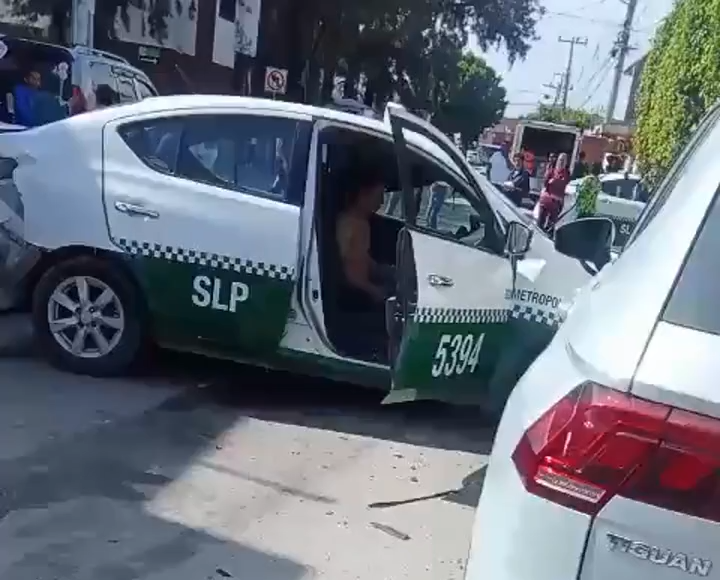 Conductor, bajo alguna sustancia, provoca brutal choque en SLP; dos peatones se salvan por centímetros