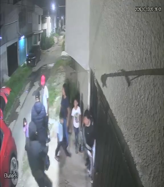 Delincuentes encañonan a niños y disparan durante violento asalto a familia en La Paz, Edoméx