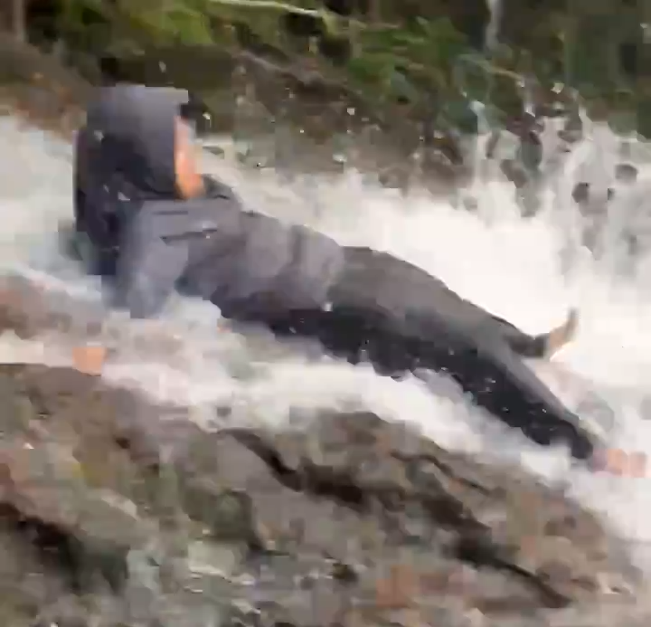 Turista pierde la vida al ser arrastrada por cascada en Indonesia