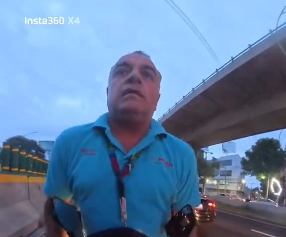 Exhiben a sujeto que golpeó y robó a mujer motociclista en Periférico Norte de Tlalnepantla