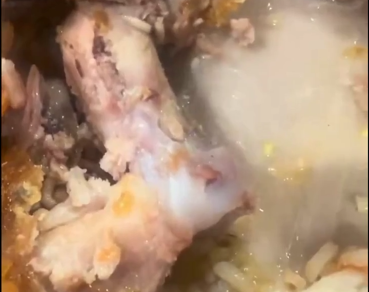 Denuncian hallazgo de larvas en pollo de Chedraui en Nicolás Romero