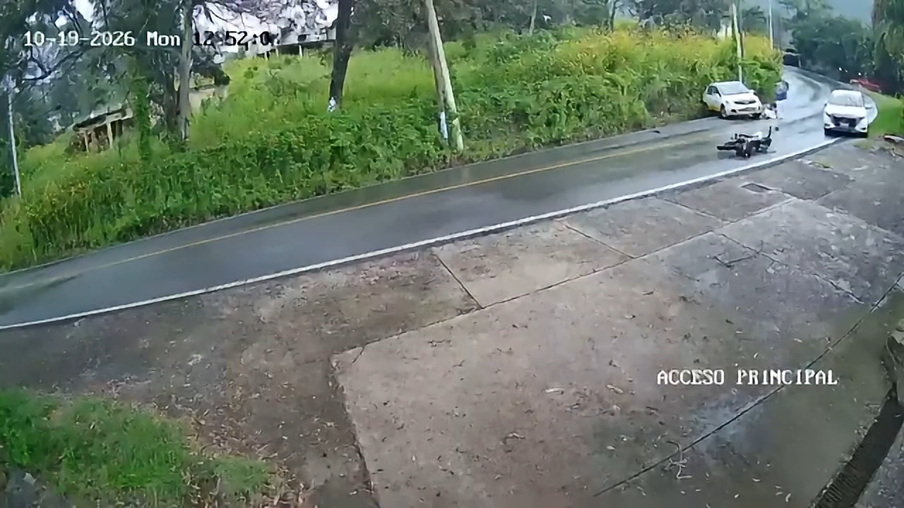 Taxi y motociclista se accidentan en la misma curva de la Valle de Bravo–Amanalco. Video