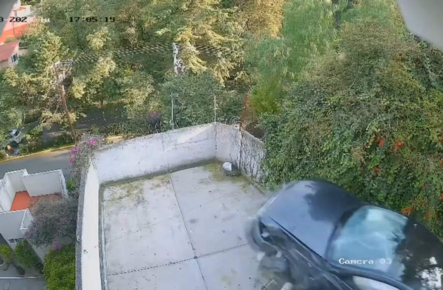 Tesla atraviesa una vivienda y cae desde varios metros de altura en Cuajimalpa