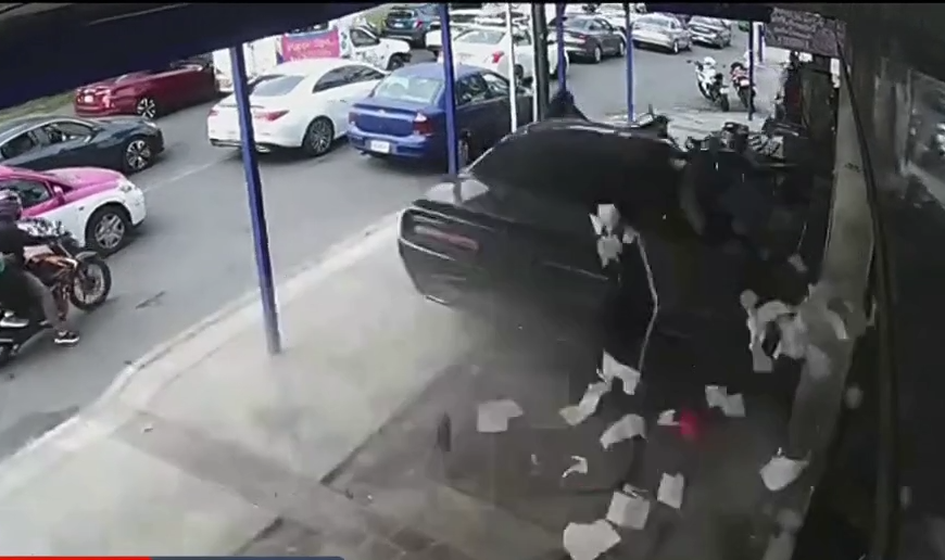 Automóvil embiste tortería en Coyoacán; una mujer muere y cuatro personas resultan heridas