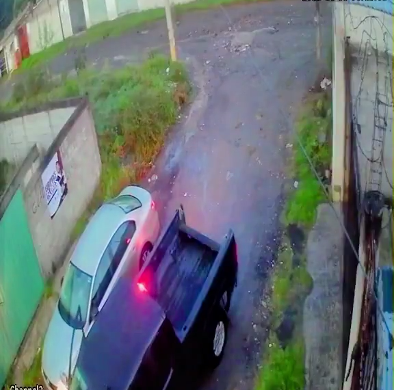 Frustran intento de asalto en Puebla; conductor escapa de camioneta que le cerró el paso. Video