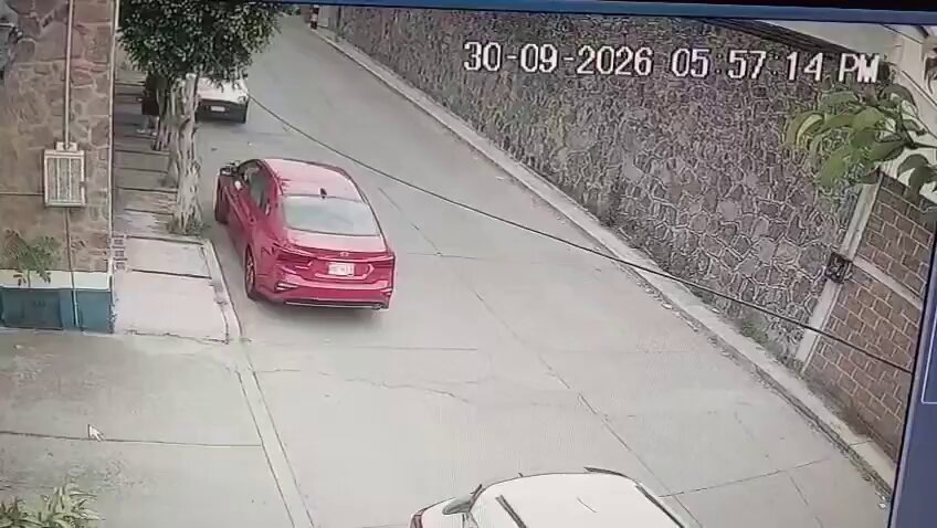 Asalto a mujer que caminaba con niño pequeño queda grabado en Cuernavaca