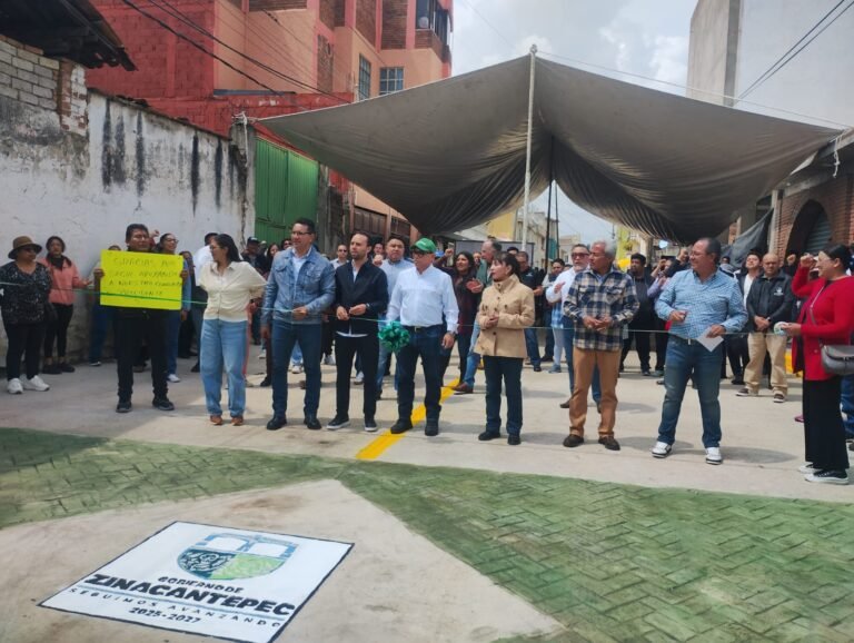 Entrega Manuel Vilchis rehabilitación de calle en San Luis Mextepec