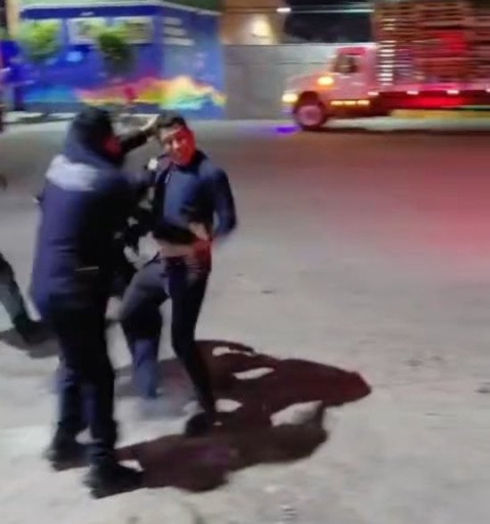 Violentas agresiones policiales a transportistas en Teoloyucan; responden con toma de casetas