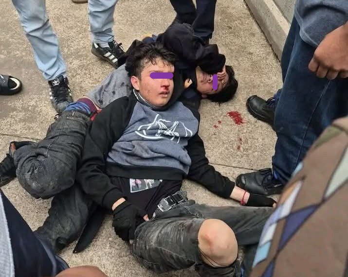 Ex estudiantes intentaron hacer masacre de mujeres en escuela de Torreón; matan a subdirectora, tres heridos, vecinos los atrapan. Video