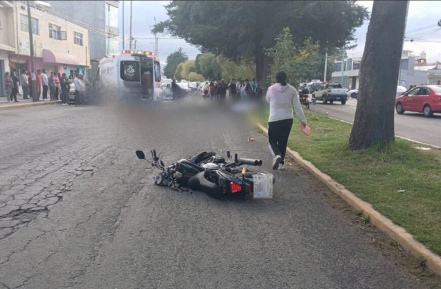 Dos estudiantes menores de edad pierden la vida tras chocar en motocicleta en Toluca