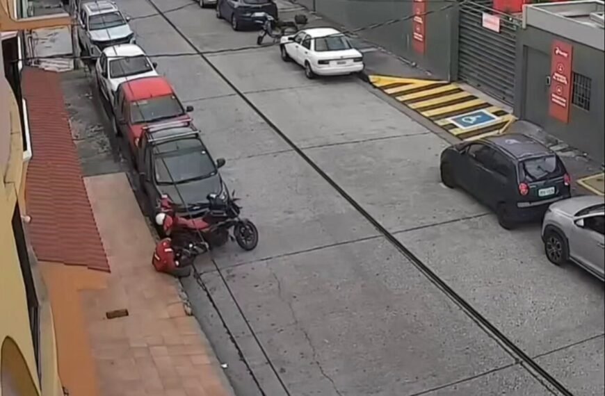 Trabajador logra someter a asaltante en Ecuador. Video