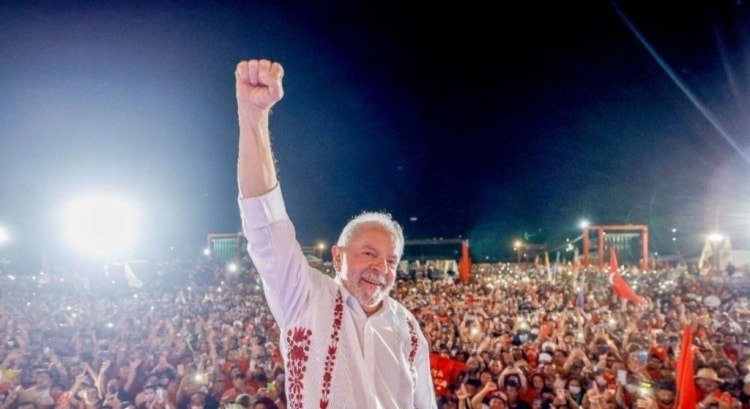Lula logra histórico triunfo en Brasil: remonta encuestas y obtiene su cuarto mandato