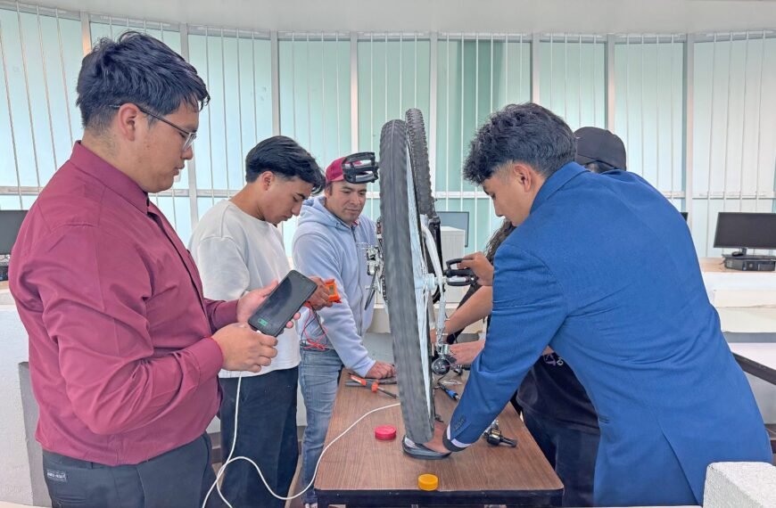 Estudiantes de la UMB ganan concurso estatal con bicicleta que genera electricidad