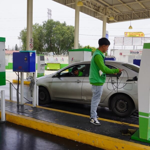 Amplían horario de verificación vehicular en Edoméx por cierre de plazo para engomado rojo